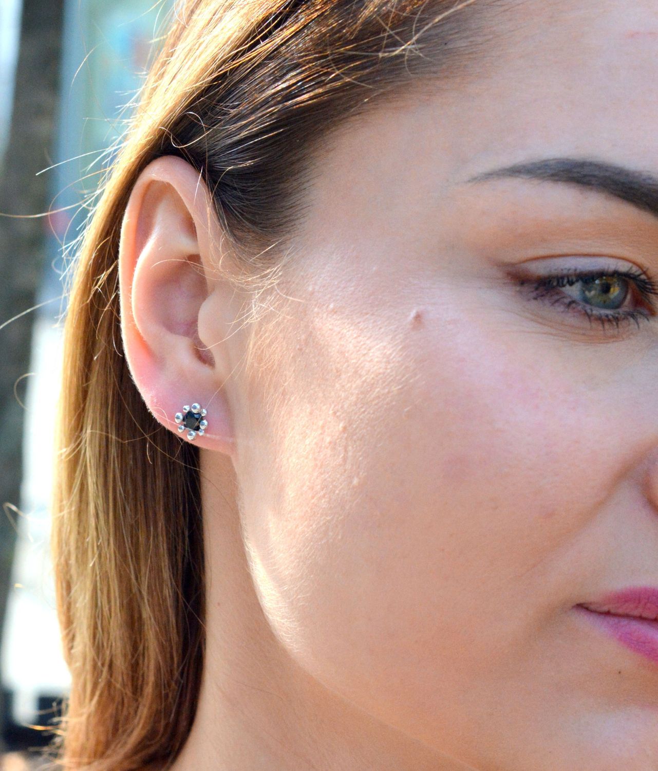 Kolczyki srebrne wkrętki w kształcie kwiatka K VI 294 026. Srebrne kolczyki w kształcie kwiatków z czarną cyrkonią w środku. Wykonane z najwyższej jakości srebrna próby 925 wyglądają bardzo elegancko.jpg